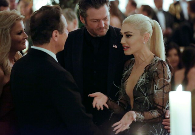 BEUNDRET GWEN: Blake Shelton så ut til å følge nøye med på hva kjæresten snakket om. Foto: Afp BEUNDRET GWEN: Blake Shelton så ut til å følge nøye med på hva kjæresten snakket om. Foto: Afp